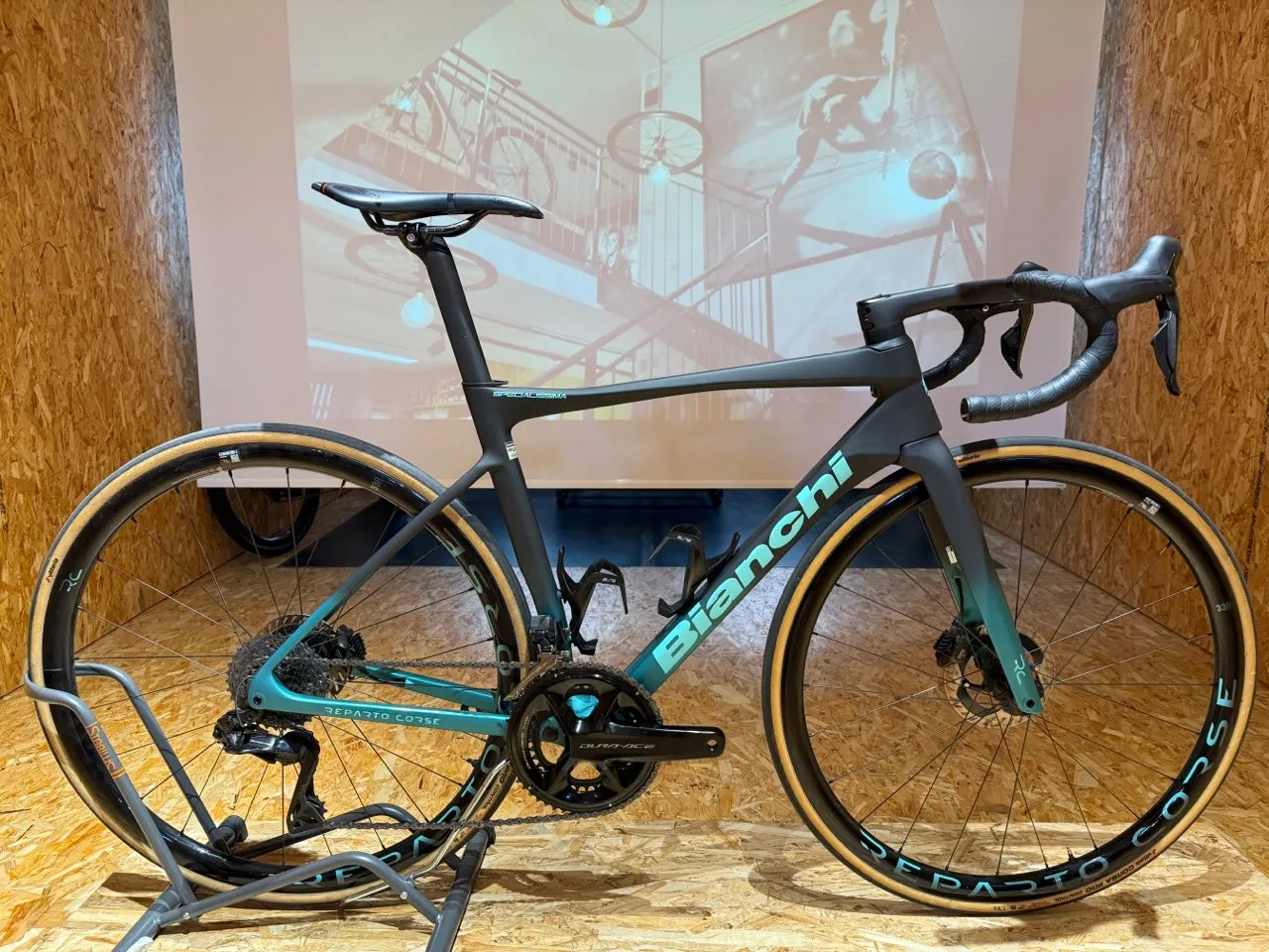 Bianchi Specialissima RC 2024 - Shimano Dura-Ace Di2 2x12sp - Vision Metron 45 SL