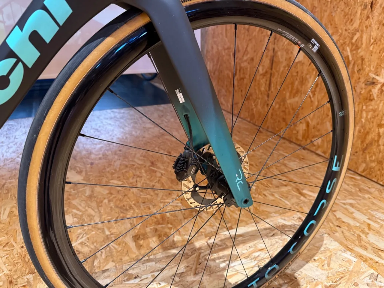Bianchi Specialissima RC 2024 - Shimano Dura-Ace Di2 2x12sp - Vision Metron 45 SL