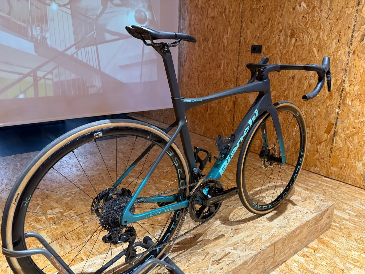 Bianchi Specialissima RC 2024 - Shimano Dura-Ace Di2 2x12sp - Vision Metron 45 SL