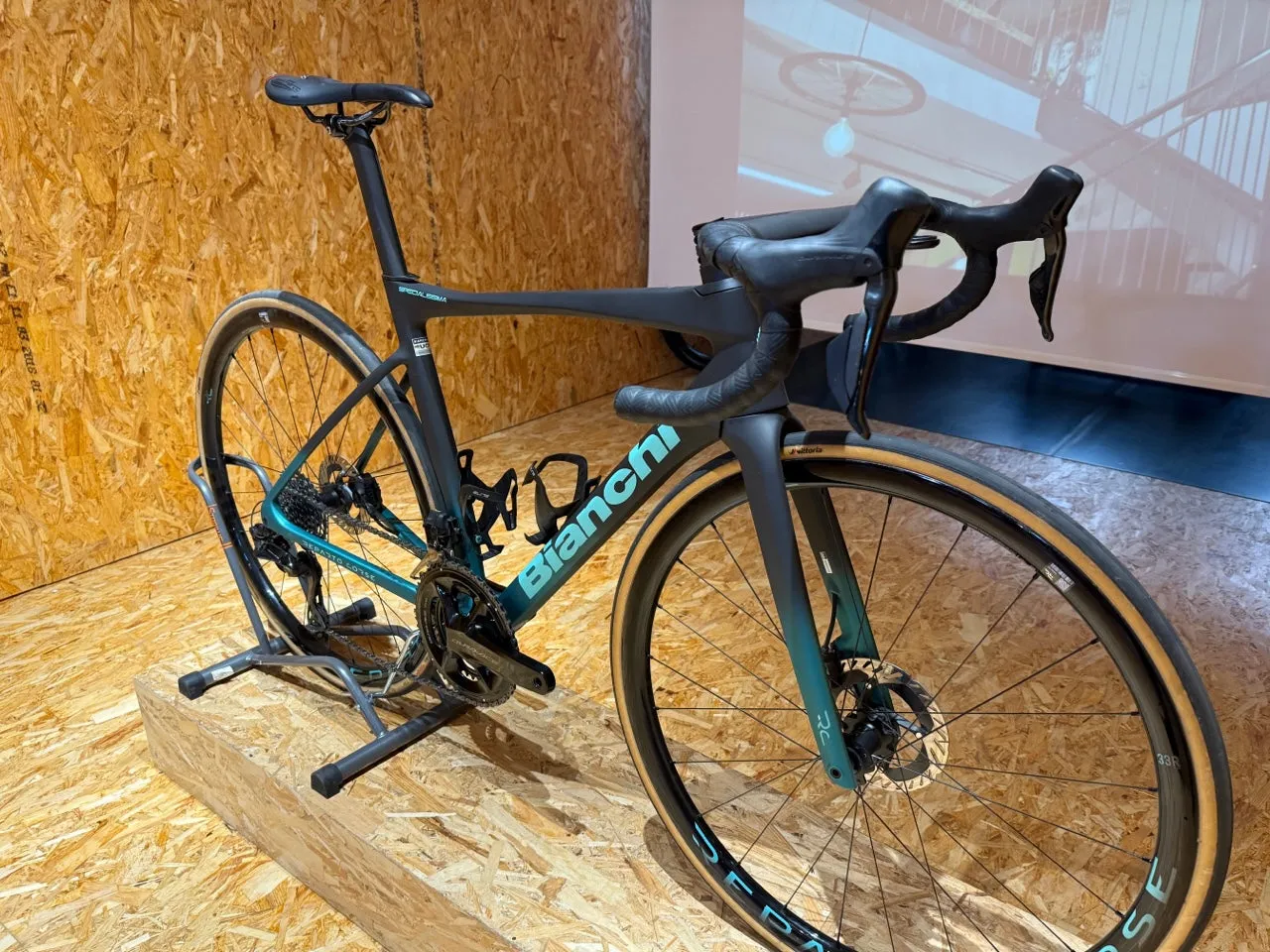 Bianchi Specialissima RC 2024 - Shimano Dura-Ace Di2 2x12sp - Vision Metron 45 SL